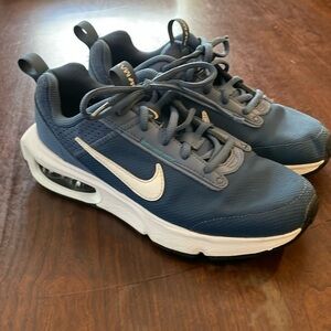 I Nike air Max tennis shoes, size 6 blue in good condition